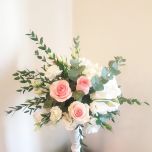 Aranjament floral cu hortensie alba si trandafiri roz