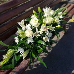 Aranjament funerar cu crizantema si crini