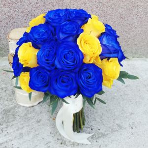 Buchet de mireasa cu trandafiri albastri si galbeni