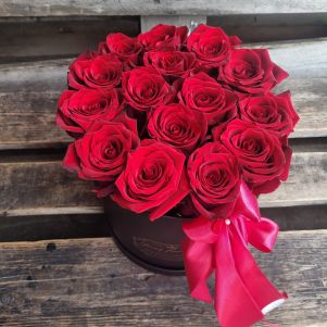 Cutie cu 15 trandafiri rosii