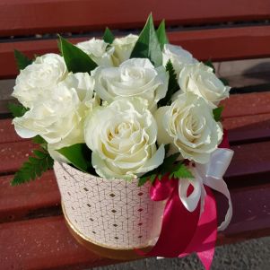 Cutie cu 9 trandafiri albi
