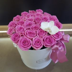 Cutie cu trandafiri roz si orhidee alba