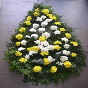 Coroana clasica din crizanteme galbene si albe
